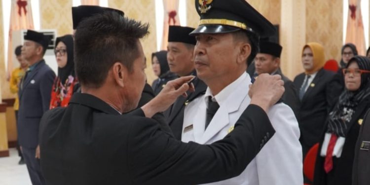 Bupati Rohil Minta Sukseskan Program Pemerintah Saat Melantik Puluhan Pejabat