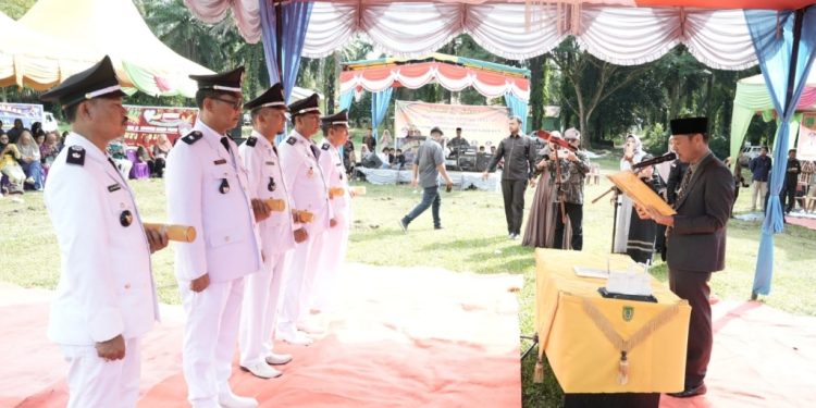 Lima Penghulu Hasil Pilpeng Serentak Dilantik Bupati Rohil