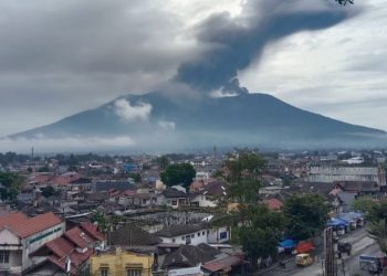 Gunung Merapi Keluarkan Abu Vulkanik Walikota Bukittinggi Himbau Masyarakat Tetap Tenang dan Waspada