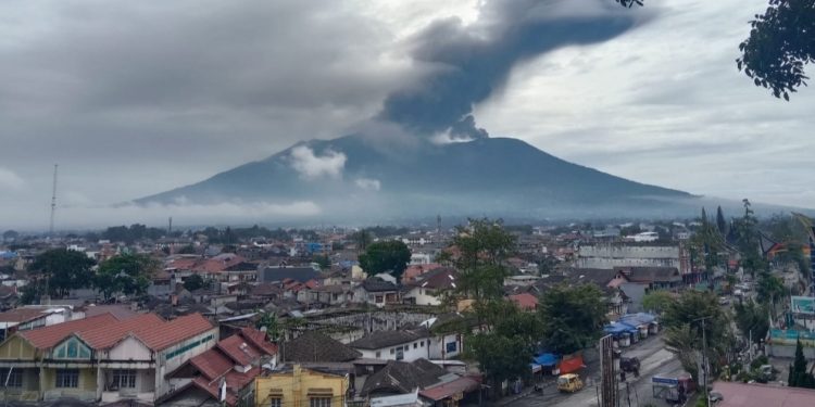 Gunung Merapi Keluarkan Abu Vulkanik Walikota Bukittinggi Himbau Masyarakat Tetap Tenang dan Waspada