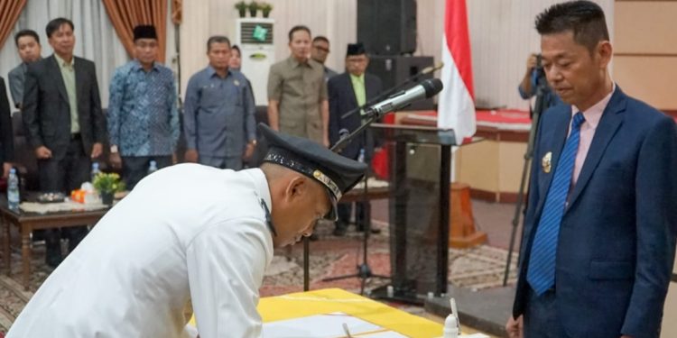 Dua Penghulu Hasil Pilpeng Serentak Dilantik Bupati Rohil