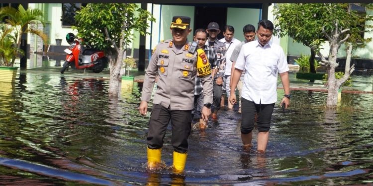 Tingkatkan Kamtibmas Kapolres Bengkalis Cek Kantor KPU Yang Terkena Banjir