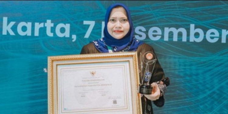 Kembali Bupati Kasmarni Terima Penghargaan Meritokrasi KASN Tahun 2023