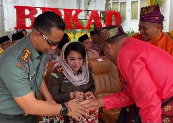 Ikuti Pawai Ta’aruf MTQ ke XVIII, Kadis DLH Rohil Beri Bingkisan Hasil Daur Ulang Sampah ke Bupati
