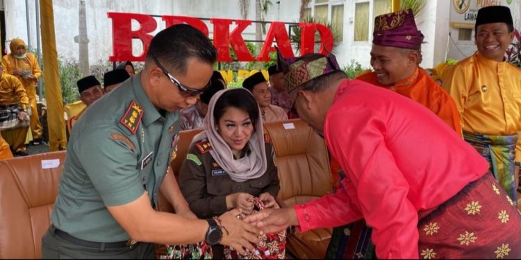 Ikuti Pawai Ta’aruf MTQ ke XVIII, Kadis DLH Rohil Beri Bingkisan Hasil Daur Ulang Sampah ke Bupati