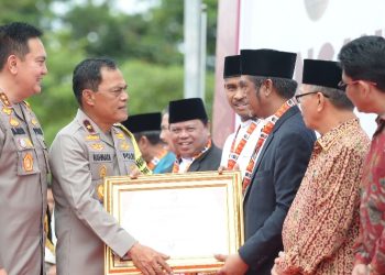 Kapolda Riau Berikan Penghargaa Kepada Ketum DPP Santri Tani NU