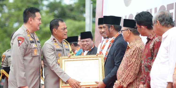 Kapolda Riau Berikan Penghargaa Kepada Ketum DPP Santri Tani NU