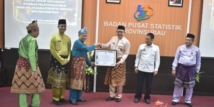 Rohil Terima Penghargaan Sebagai Pemerintah Terbaik 1 Dalam Program Evaluasi Penyelenggaraan Statistik Sektoral