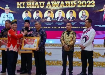 Rohil Terima KI Award 2023 Kategori Peringkat Informatif se-Kabupaten/kota