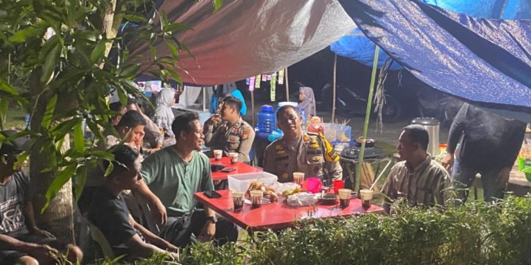 Sambil Ngopi Bersama Warga Kasat Samapta Polres Bengkalis Sampaikan Pesan Pemilu Damai