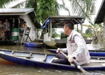 Ratusan Rumah Terendam Air Bupati Rohil Kunjungi Warga Korban Banjir Dengan Sampan
