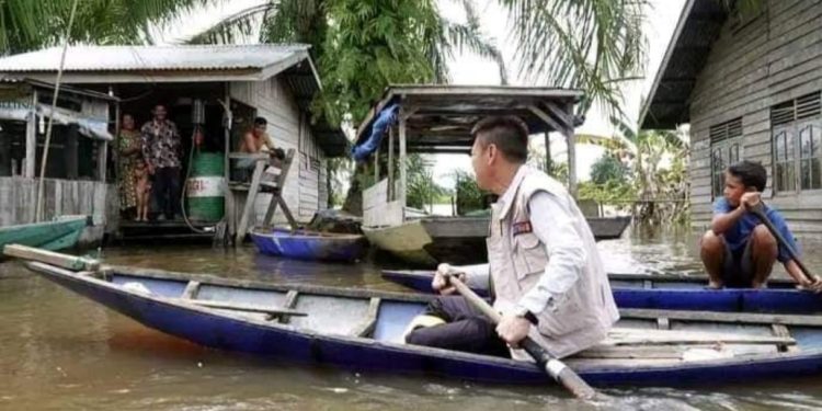 Ratusan Rumah Terendam Air Bupati Rohil Kunjungi Warga Korban Banjir Dengan Sampan