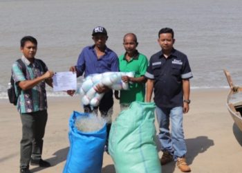 PT Timah Tbk Serahkan Bantuan Alat Tangkap Untuk KUB Titihan Muhibah Kelurahan Sawang