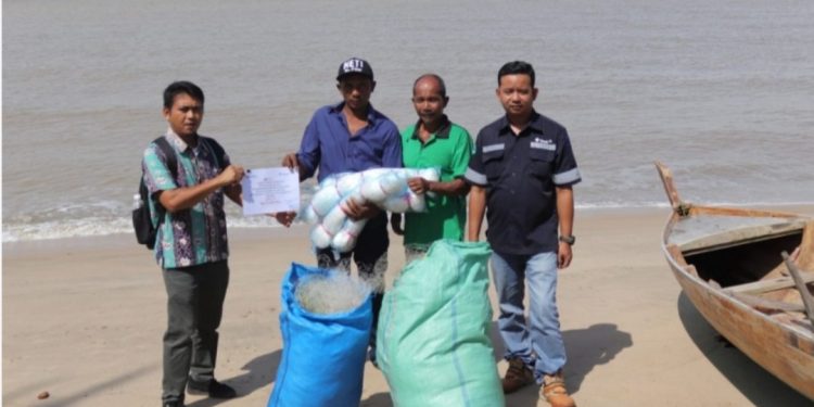 PT Timah Tbk Serahkan Bantuan Alat Tangkap Untuk KUB Titihan Muhibah Kelurahan Sawang
