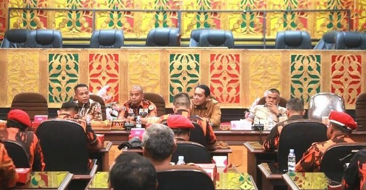 Terima Aduan Jalan Rusak di Kecamatan Payung Sekaki, Anggota DPRD Pekanbaru Robin Eduar Gelar Hearing Bersama Masyarakat