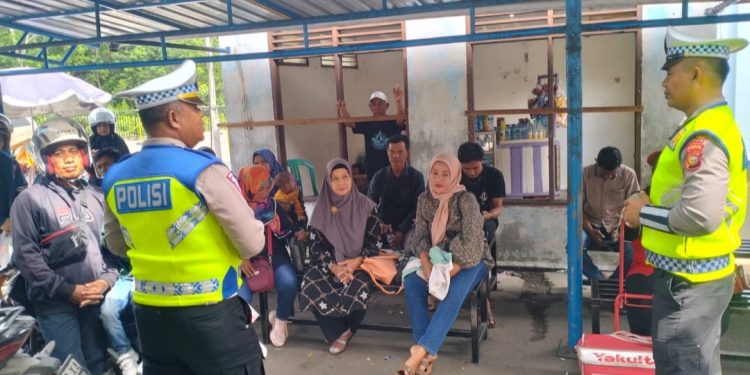 Satlantas Polres Bengkalis Cooling System ke Warga Yang Antri di Roro
