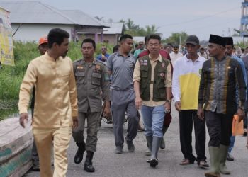 Kunjungi Warga Terdampak Banjir Bupati Rohil Serahkan Bantuan Sembako