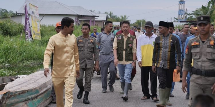 Kunjungi Warga Terdampak Banjir Bupati Rohil Serahkan Bantuan Sembako