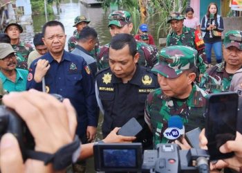 Pj Wali Kota Pekanbaru Salurkan Bantuan ke Warga Korban Banjir 
