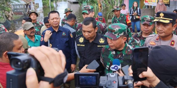Pj Wali Kota Pekanbaru Salurkan Bantuan ke Warga Korban Banjir