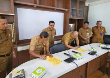 Kadisdik Provinsi Riau Tandatangani Pakta Integritas dan Perjanjian Kerja