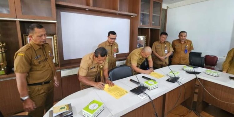 Kadisdik Provinsi Riau Tandatangani Pakta Integritas dan Perjanjian Kerja