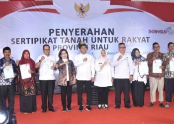 Bupati Kasmarni Terima Sertifikat Tanah Dari Wakil Menteri ATR/BPN