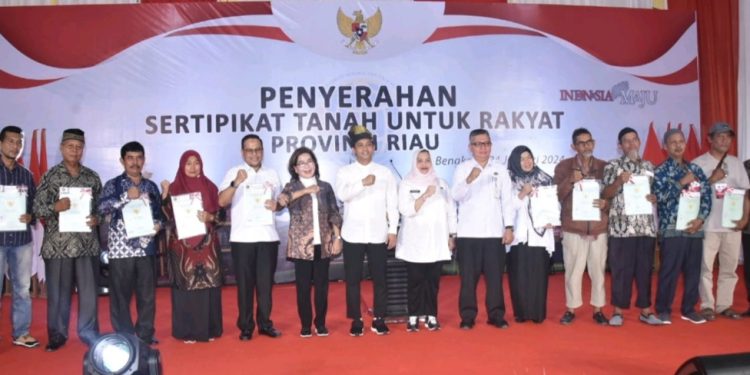 Bupati Kasmarni Terima Sertifikat Tanah Dari Wakil Menteri ATR/BPN