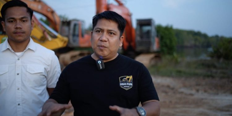 Atasi Banjir Pemkab Bengkalis Turunkan Alat Berat Eskavator Amfibi