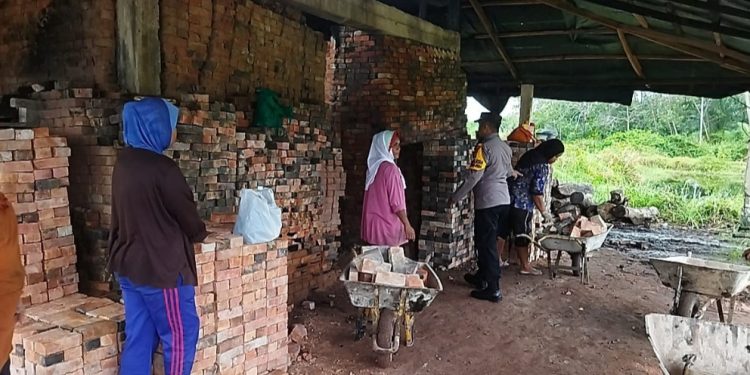 Polsek Bantan Cooling System Dengan Menjumpai Pekerja Batu Barat Wanita 