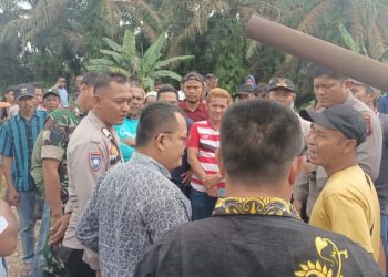 Kejam, Perusahaan Tutup Akses Jalan, Warga Gelar Aksi Demo