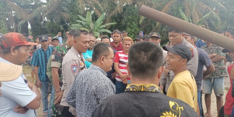 Kejam, Perusahaan Tutup Akses Jalan, Warga Gelar Aksi Demo