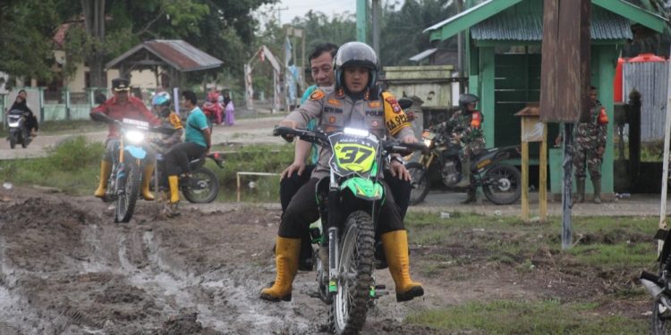 Kapolres Bengkalis Cek TPS Rawan Banjir Dengan Sepeda Motor