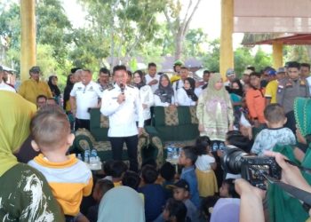 Bagikan Sembako Warga Terdampak Banjir, Bupati Rohil Ajak Masyarakat Sukseskan Pemilu