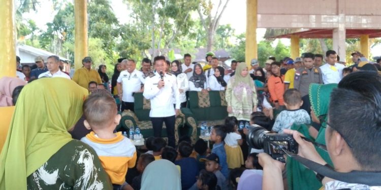 Bagikan Sembako Warga Terdampak Banjir, Bupati Rohil Ajak Masyarakat Sukseskan Pemilu