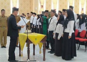 Bupati Rohil Serahkan 84 SK PNS Formasi 2021 dan Lantik Jabatan Fungsional Tertentu