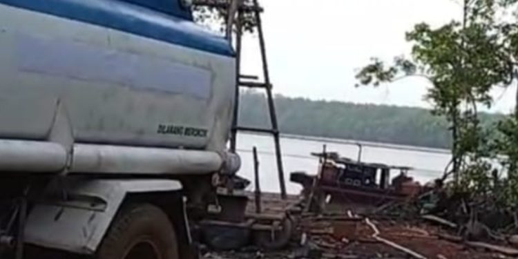 Ribuan Ton Solar Ilegal Masuk Di Lokasi Pinggiran Sungai Tanjung Niur