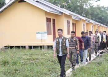 Pemkab Rohil Serahkan Bantuan ke Warga Terdampak Abrasi Sungai Rokan
