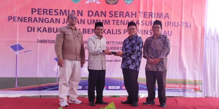 Ditjen EBTKE dan Kemen ESDM RI Resmikan Pemasangan PJU-TS di Ponpes MQBS