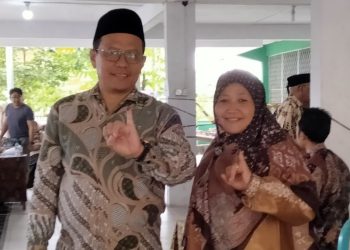 Ketua DPRD Bengkalis Nyoblos di TPS 12 Kelurahan Balik Alam 
