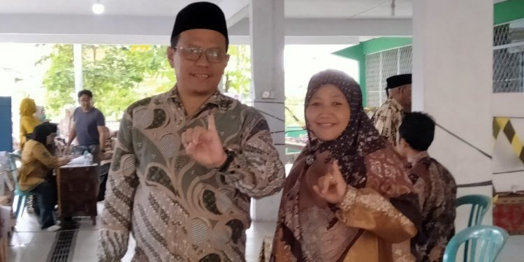 Ketua DPRD Bengkalis Nyoblos di TPS 12 Kelurahan Balik Alam