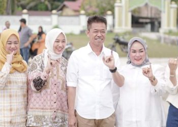 Bupati Rohil Ajak Anggota Dewan Terpilih Bersama Bangun Rohil Saat Nyoblos di Sintong Bakti 