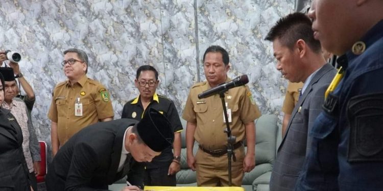 Bupati Rohil Lantik Direktur Utama dan Umum PD Bank Pengkreditan Rakyat 