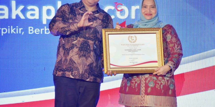 Bupati Kasmarni Bergelar Datuk Seri Setia Amanah Terima Penghargaan Cakaplah Award 2024
