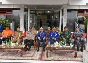 foto: Sekda dr Ersan Saputra ketika bertindak sebagai Inspektur Upacara HUT ke 105 Damkar dan Penyelamatan, di Halaman Kantor Bupati Bengkalis.