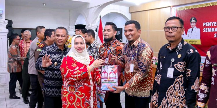 Foto: Bupati Bengkalis, Kasmarni saat launching ratusan ribu paket sembako murah, kegiatan ini sebagai salah satu langkah menekan kemiskinan ekstrem di Kabupaten Bengkalis