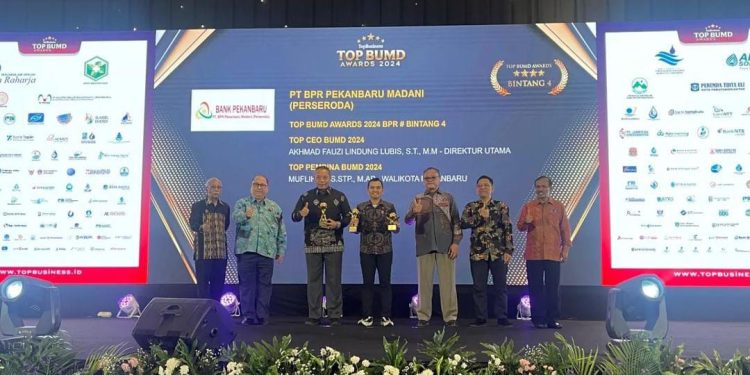 Ket. Foto: Tiga penghargaan sekaligus dalam Top BUMD Award 2024 berhasil diraih Pemerintah Kota (Pemko) Pekanbaru