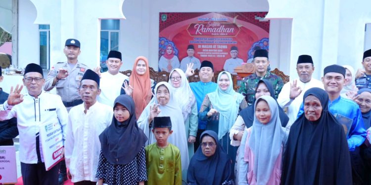 Foto: Bupati Bengkalis Kasmarni bersama masyarakat Kecamatan Bantan