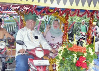 Rasa Bersyukur, “Bupati Kasmarni membawa piala Adipura Keliling Kota Bengkalis”