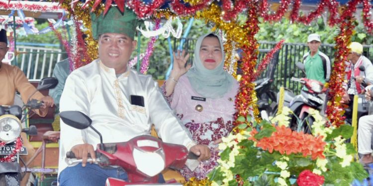 Rasa Bersyukur, “Bupati Kasmarni membawa piala Adipura Keliling Kota Bengkalis”